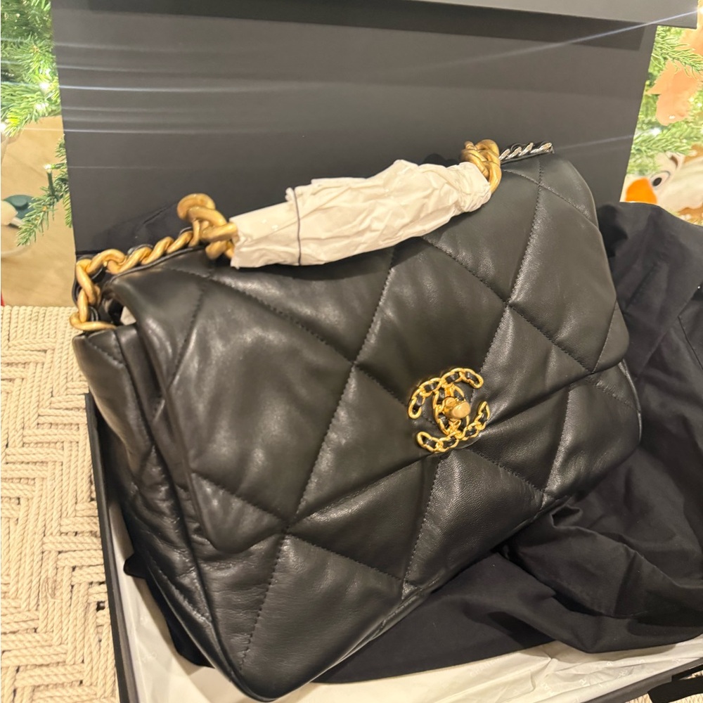 Chanel 19 black new in box and dust bag - Picture 3 of 13